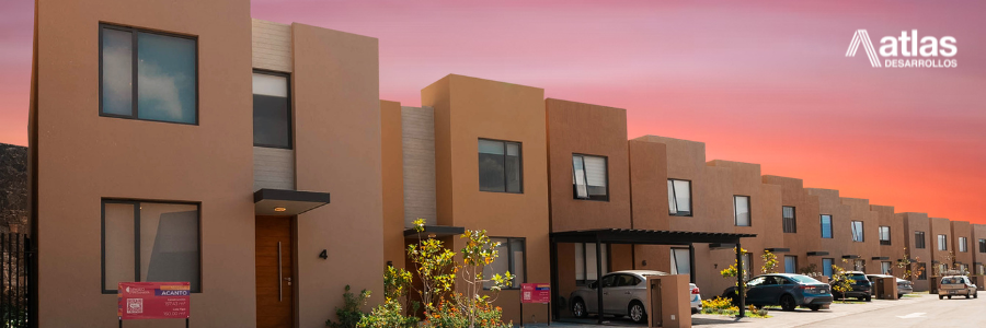 Fachada moderna de casas en desarrollos inmobiliarios de Atlas Desarrollos en México.