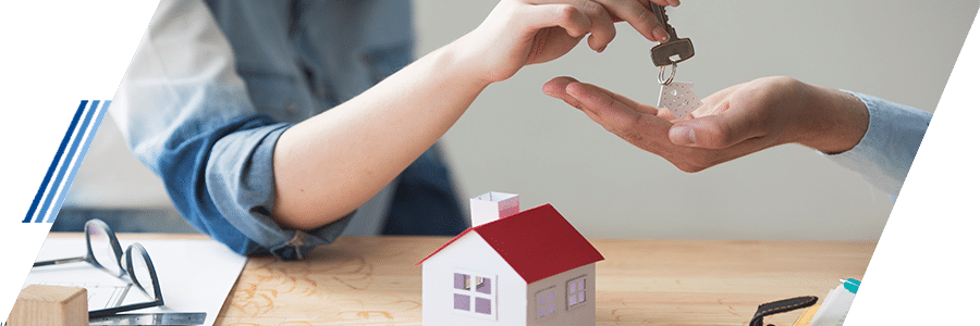 Entrega de llaves tras comprar en preventa inmobiliaria sin riesgos