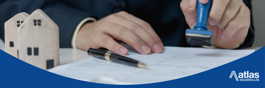 Firma de contrato para pedir un crédito hipotecario con Atlas Desarrollos.
