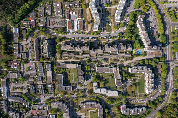 Desarrollo inmobiliario; vista desde arriba de un complejo habitacional 