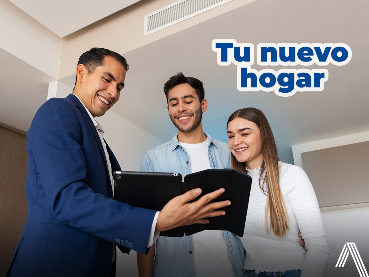 Asesor inmobiliario de Atlas Desarrollos mostrando opciones de casas en preventa a una pareja joven feliz, representando confianza, acompañamiento y la experiencia de estrenar su nuevo hogar.