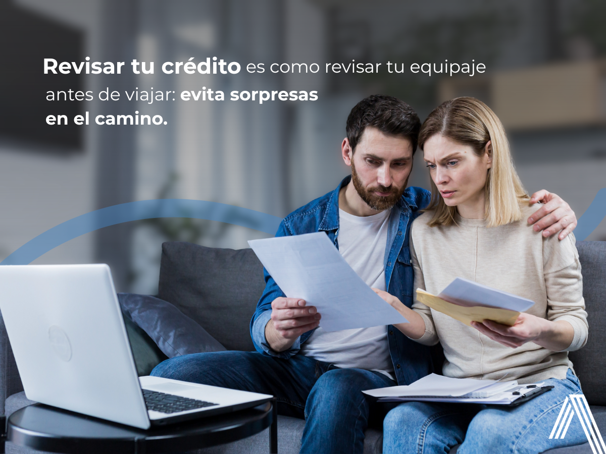 Pareja revisando documentos para solicitar un crédito hipotecario Atlas Desarrollos