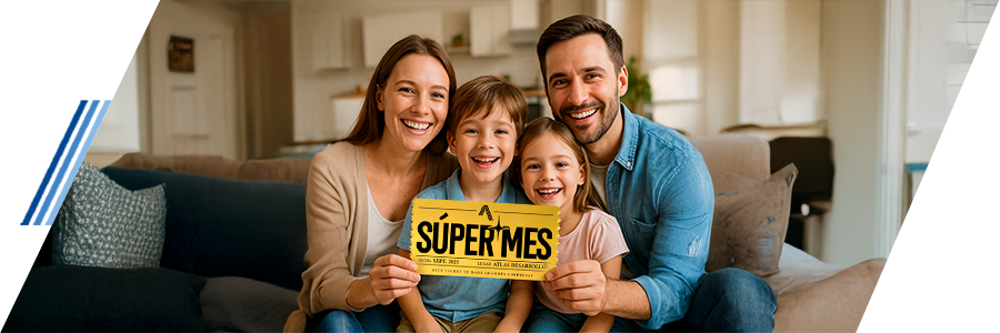 Familia feliz estrenando hogar en el Súper Mes Atlas, la mejor época para comprar casa en Querétaro.