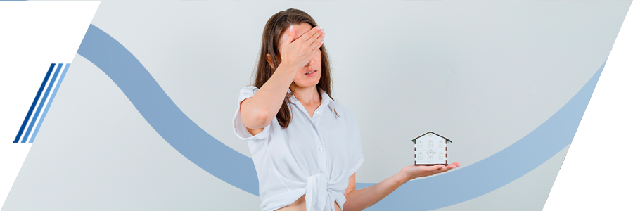 chica que no consultó la guía para evitar errores al comprar casa.