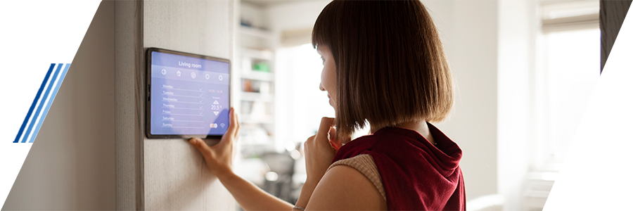 Mujer disfrutando de su casa inteligente.