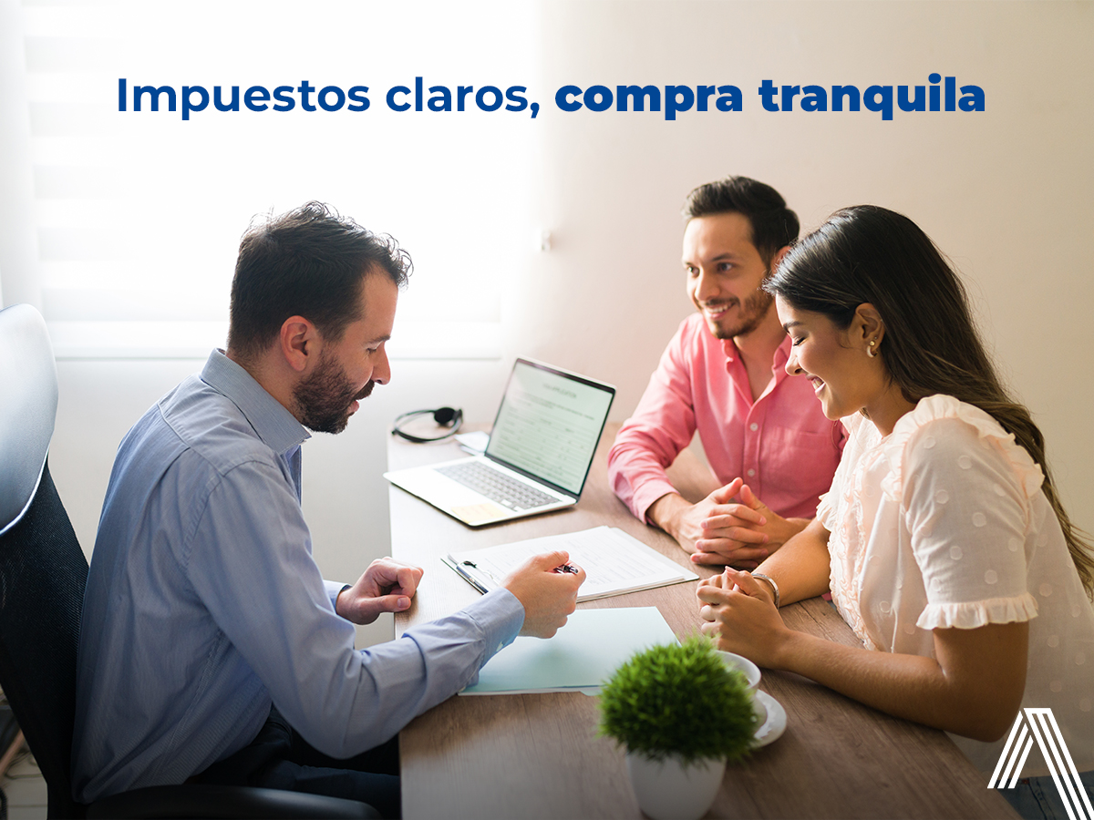 Familia siendo asesorada sobre los Impuestos al comprar una casa