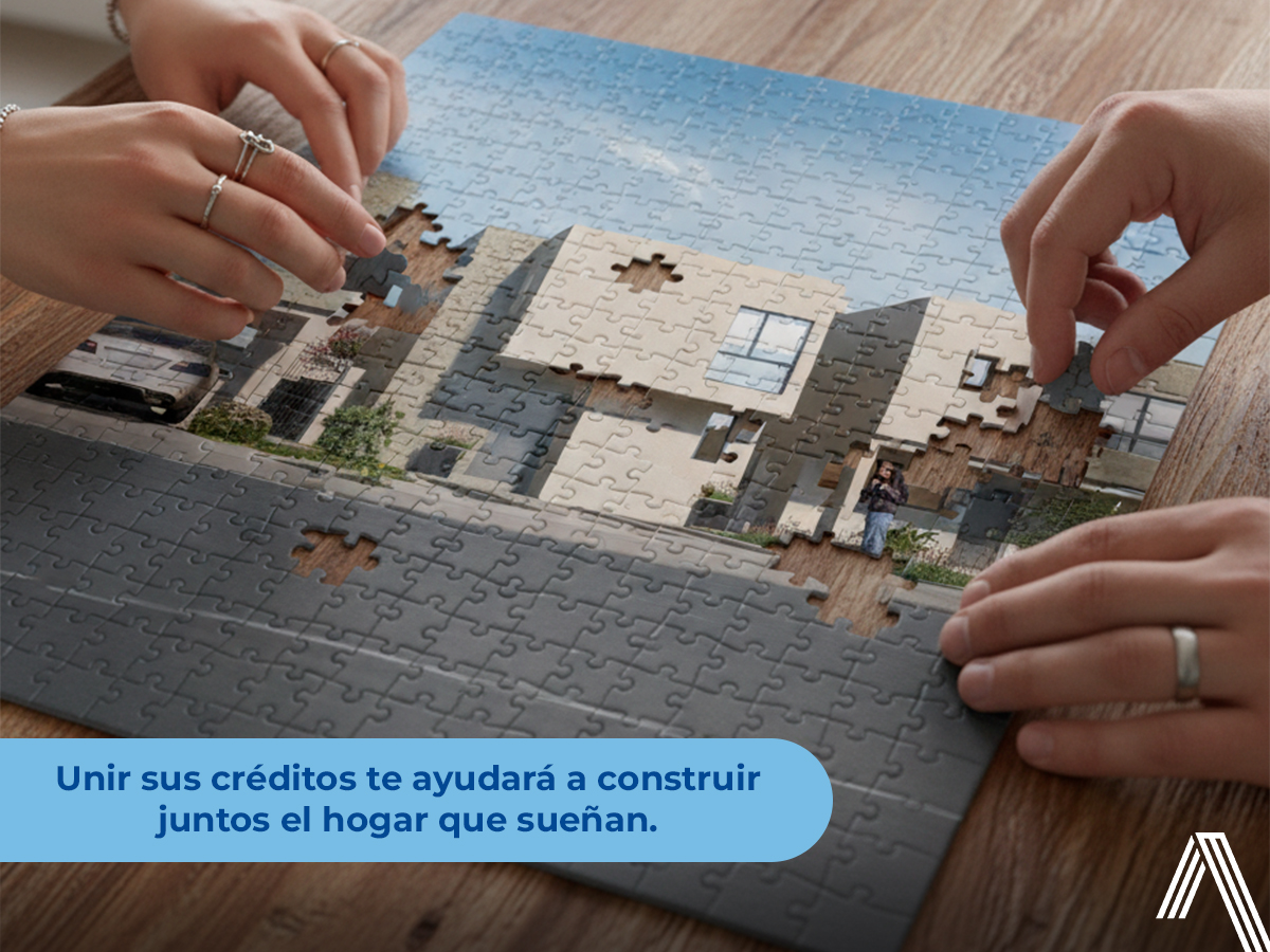 Personas uniendo sus créditos para comprar casa en pareja en Monterrey.